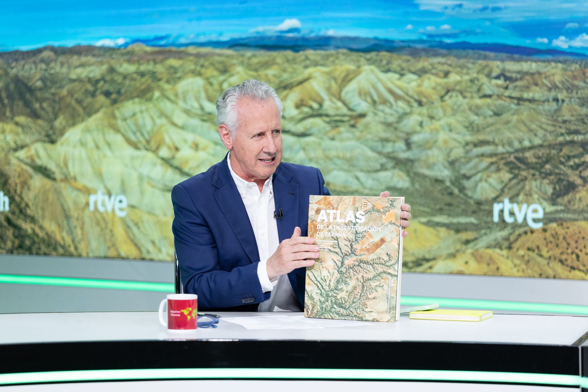 Imagen del presentador mostrando el libro